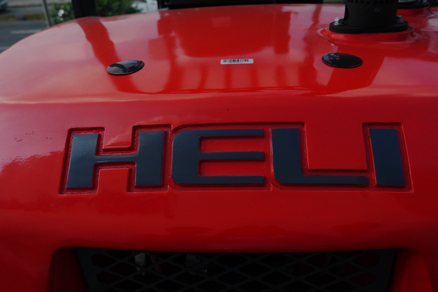 Detalle de la marca HELI en el capó