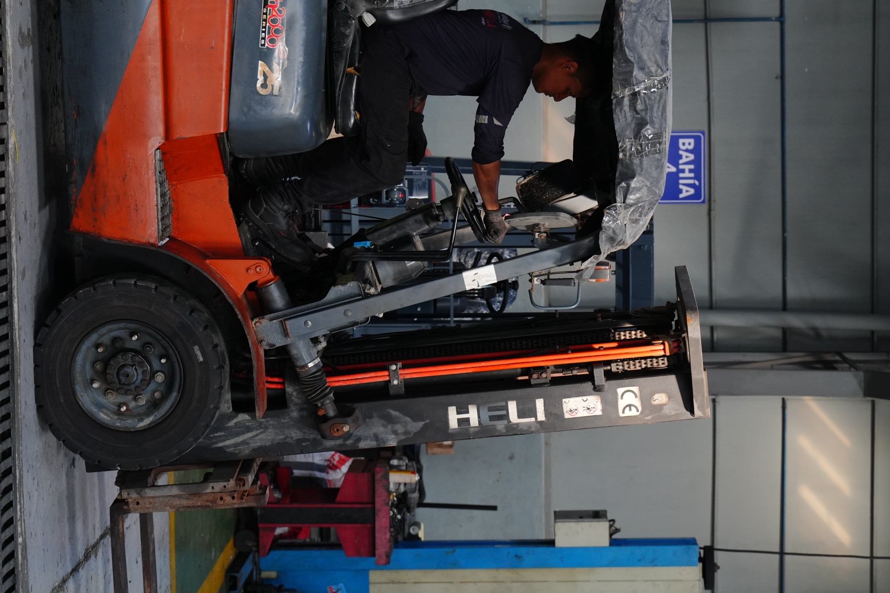 Técnico operando un montacargas